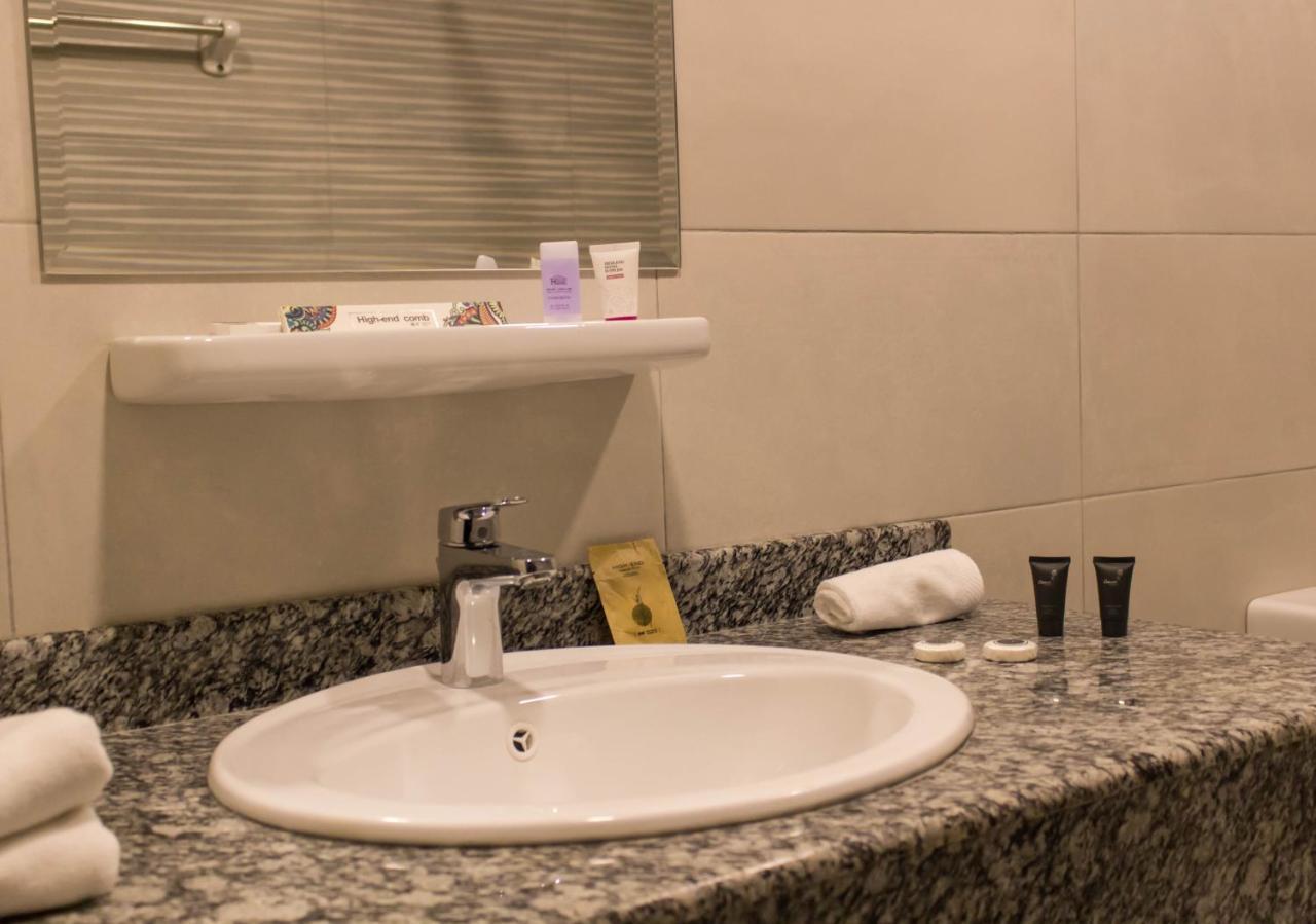 Parkside Plaza Muscat Hotel Eksteriør billede